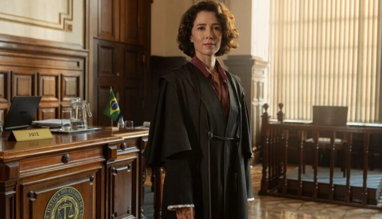 Marjorie Estiano de toga em cena da série Habeas Corpus
