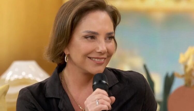 Heloísa Périssé sorri durante entrevista