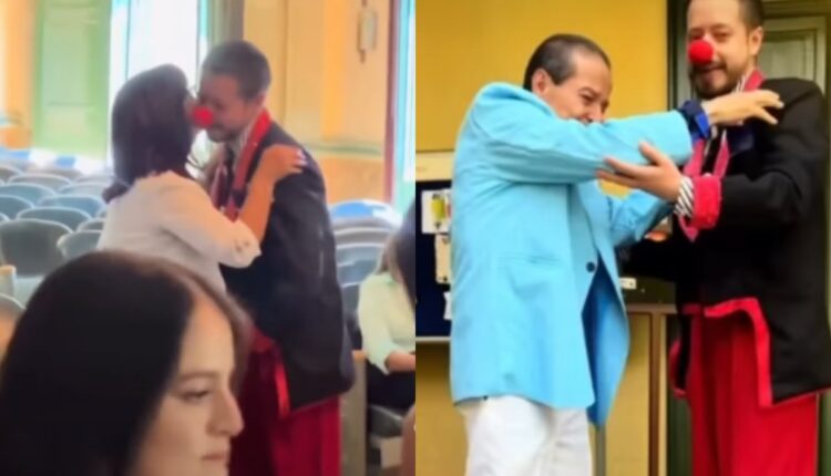 Formando vestido de palhaço recebe diploma