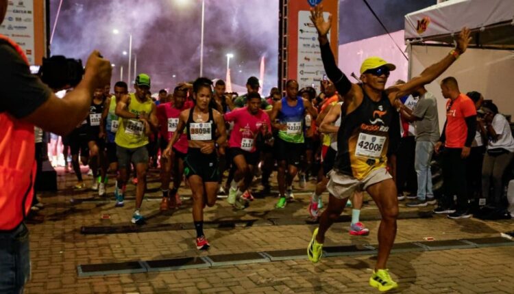 Corredores na largada da Maratona Salvador à noite