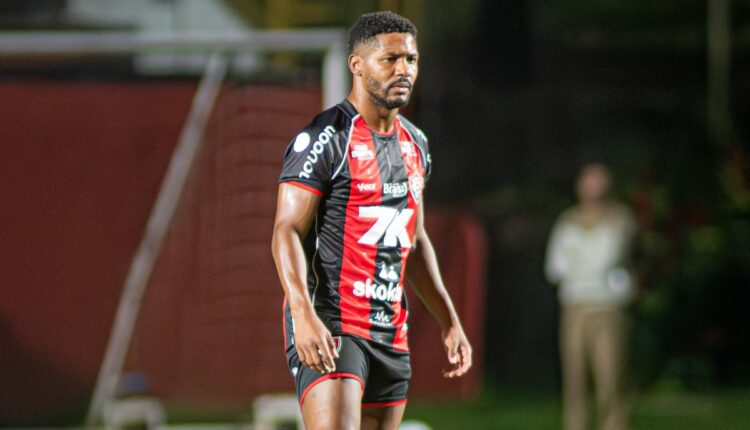 Lateral Fabiano com o uniforme do Vitória em campo