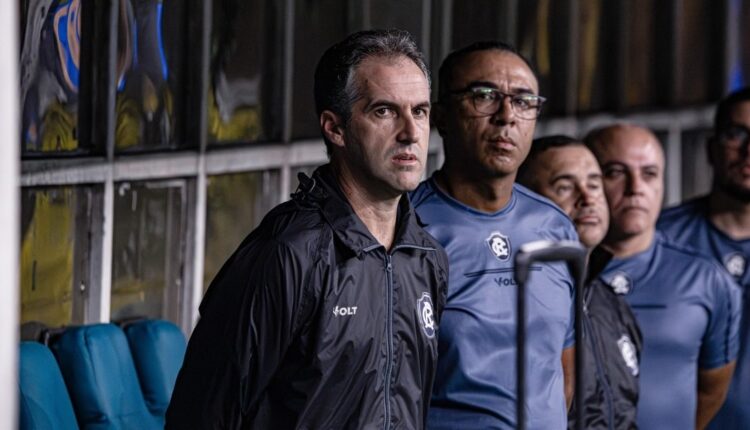 Técnico Léo Condé à beira do campo