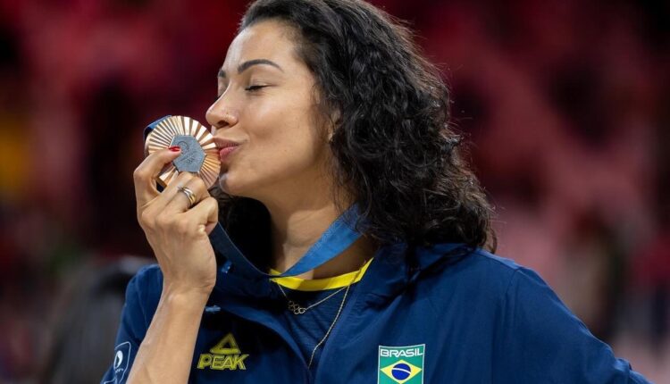 Carolana beija medalha olímpica