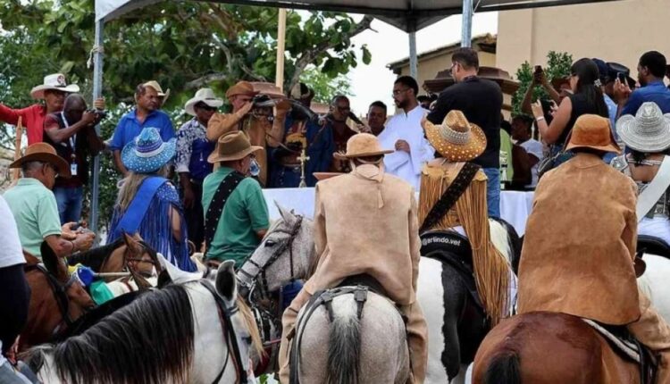 Vaqueiros a cavalo com roupas de couro durante a Missa do Vaqueiro