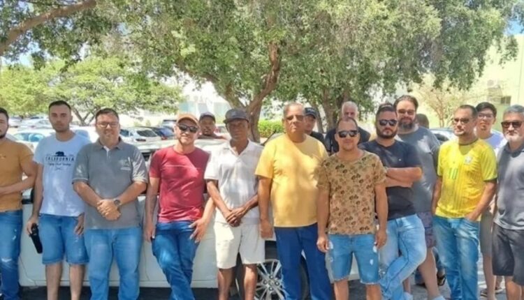 Motoristas de aplicativo reunidos em Guanambi