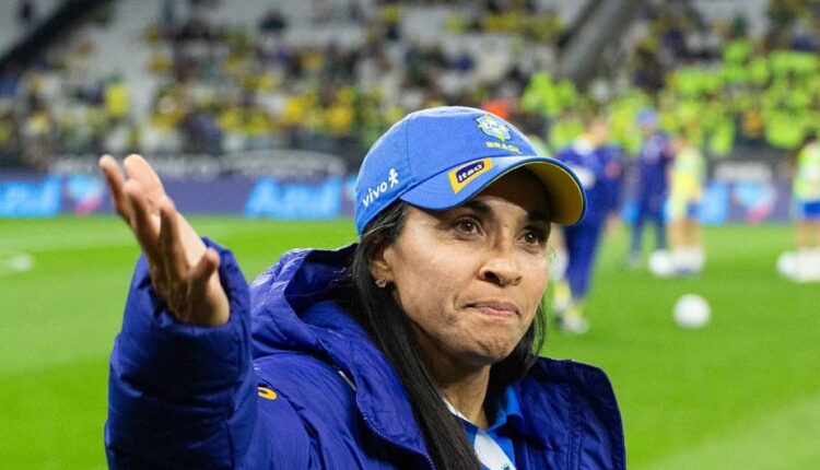 Marta em campo com casaco da Seleção Brasileira