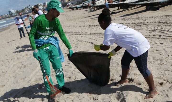 Agentes da Limpurb em ação de limpeza de praia em Salvador
