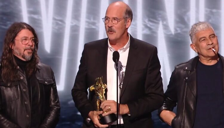 Integrantes do Nirvana recebem prêmio no palco do VMA