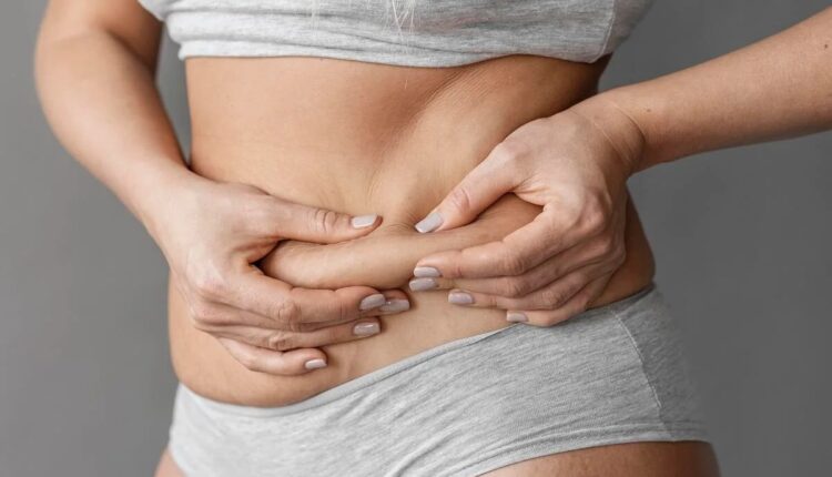 Pessoa segurando a região abdominal