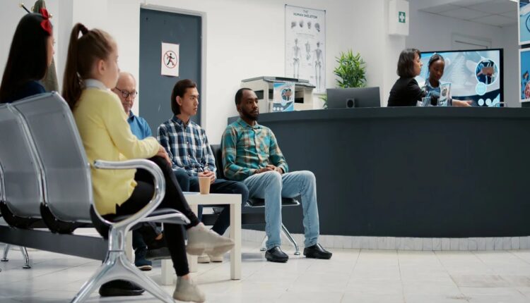 Pacientes aguardando atendimento na recepção de uma clínica
