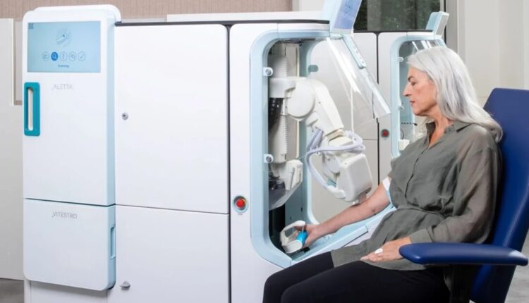 Equipamento robótico de coleta de sangue com uma paciente sentada