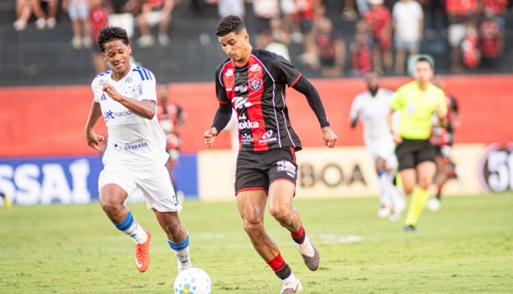 Lance da partida entre Vitória e Cruzeiro no Barradão