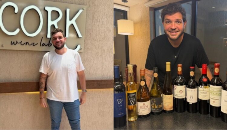 Sommelier Fred Poli em seu wine bar ao lado de garrafas de vinho