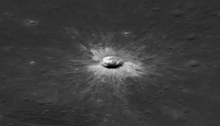 Nova cratera de impacto na superfície da Lua