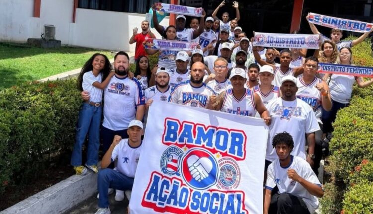 Integrantes da torcida Bamor reunidos com faixa de ação social