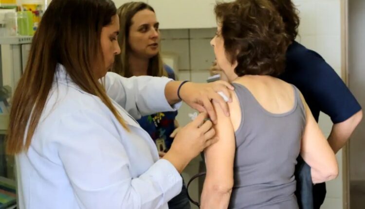 Aplicação de vacina em idoso