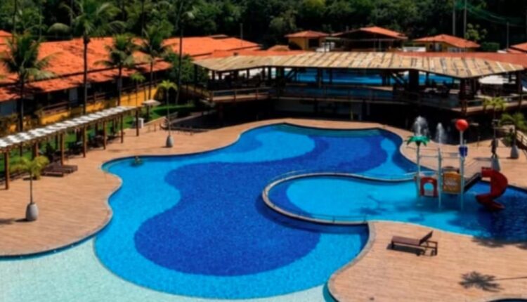 Área da piscina de um resort em Porto Seguro