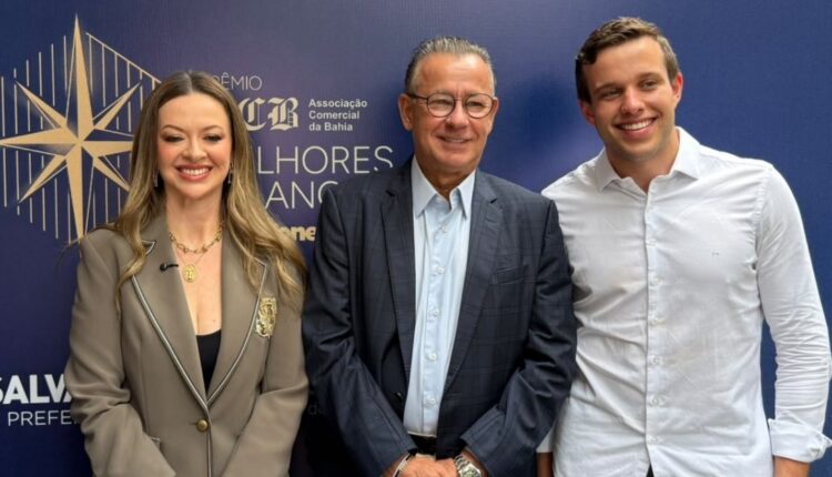 Três pessoas sorriem em painel do Prêmio ACB Melhores do Ano