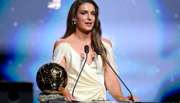 Alexia Putellas discursa ao lado da Bola de Ouro