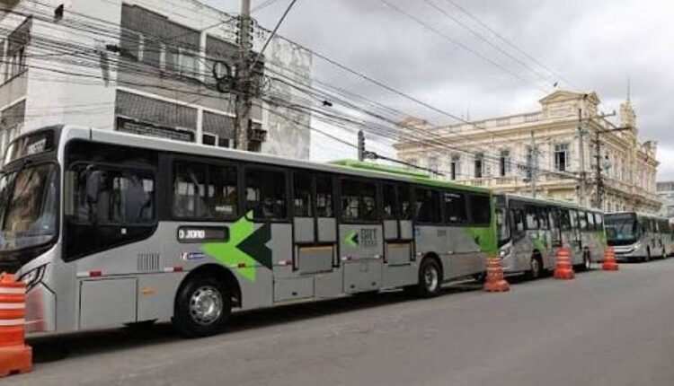Ônibus em rua de Feira de Santana