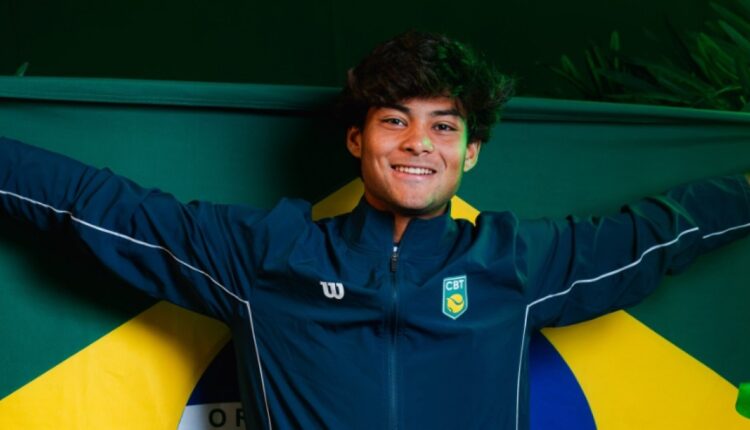 Tenista Guto Miguel com uniforme do Brasil e braços abertos