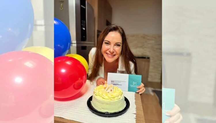 Mulher sopra velas de bolo de aniversário