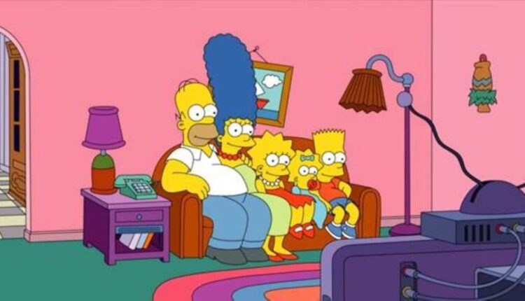 Família Simpson no sofá de casa
