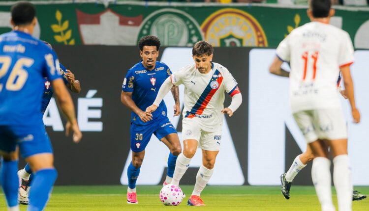 Jogadores do Bahia em campo durante partida do Brasileirão