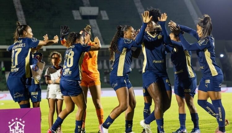 Jogadoras do Bahia comemoram gol