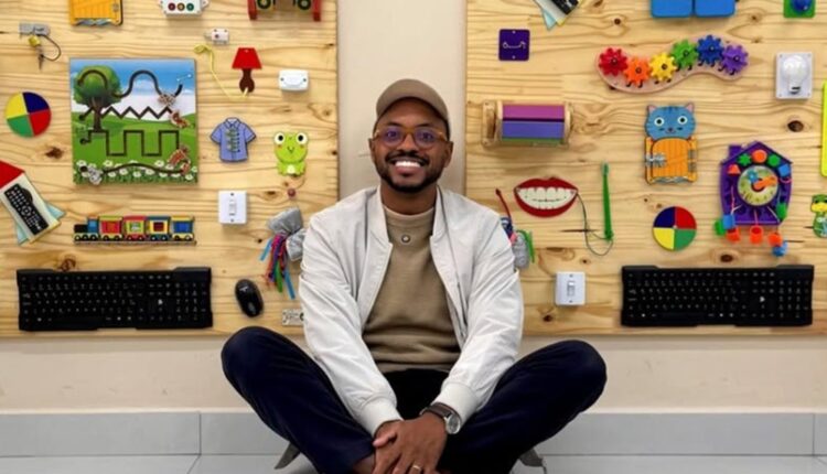 Barbeiro Renan Santana em sua barbearia infantil