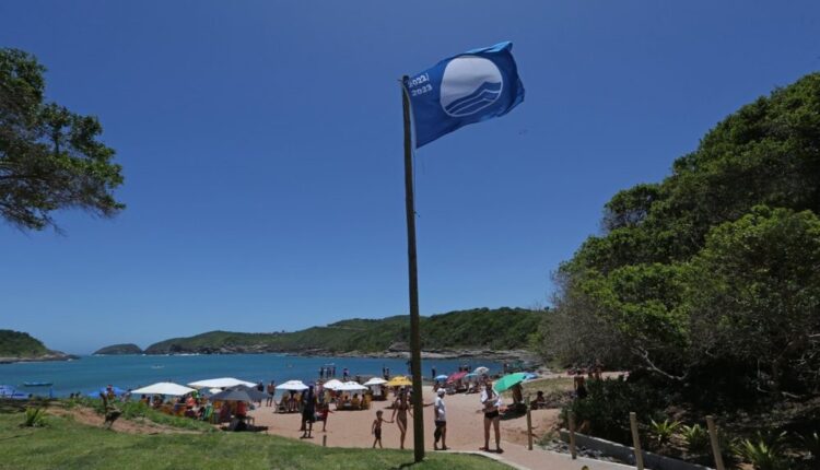 Praia com bandeira azul hasteada