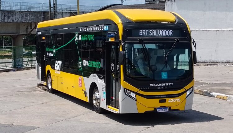 Ônibus elétrico amarelo do BRT Salvador parado na via