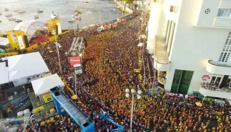Multidão no circuito do Carnaval de Salvador