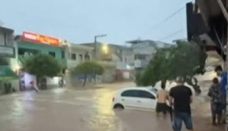 Rua alagada em Macaúbas