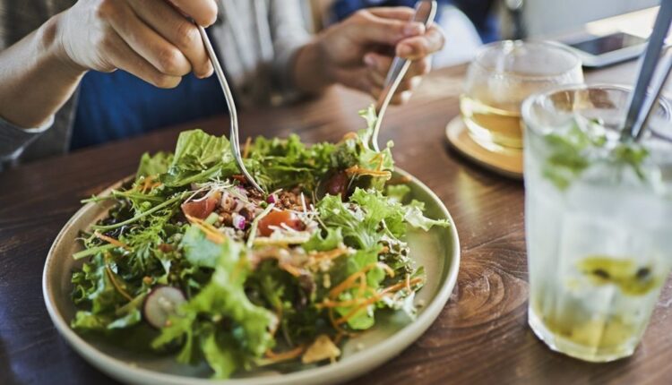 Prato de salada servido à mesa