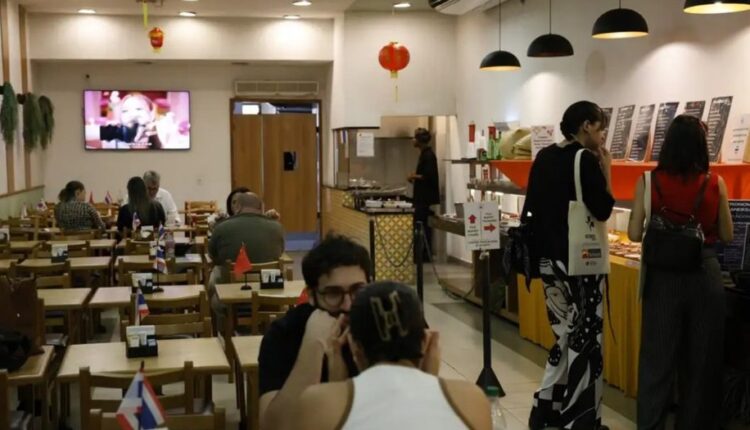 Clientes em pequeno restaurante