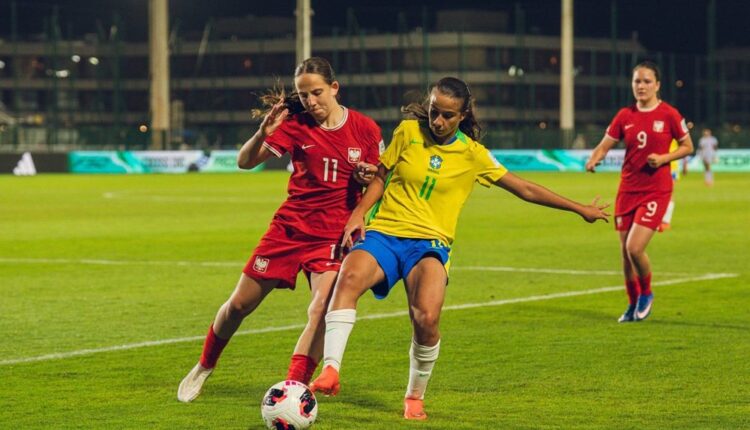 Jogadoras do Brasil e da Polônia disputam a bola