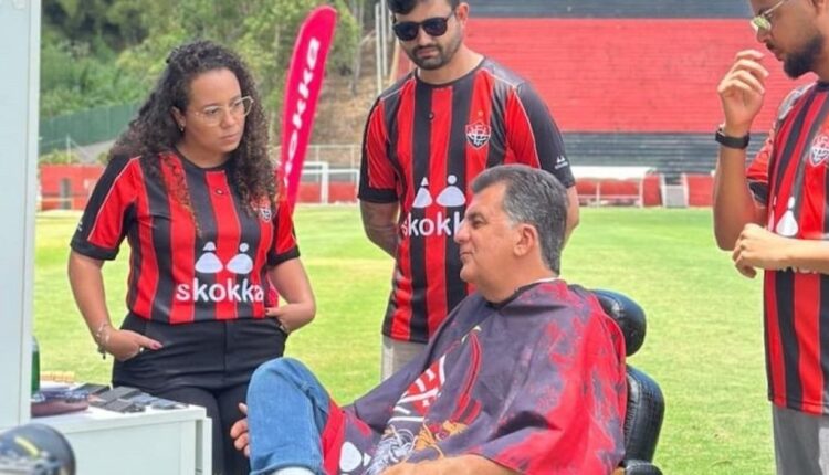 Fábio Mota conversa com torcedores no Barradão