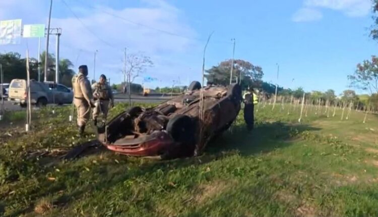 Carro capotado perto do aeroporto de Salvador