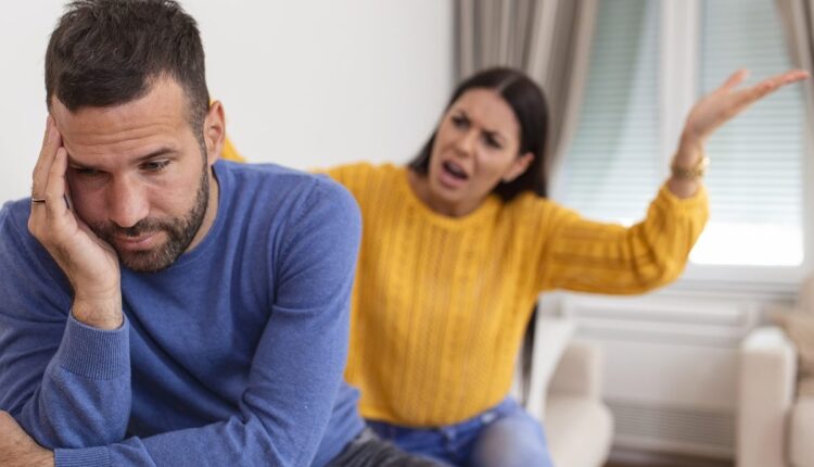 Casal discute no sofá de casa