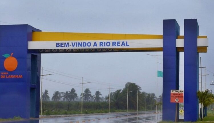 Pórtico de entrada da cidade de Rio Real em dia de chuva