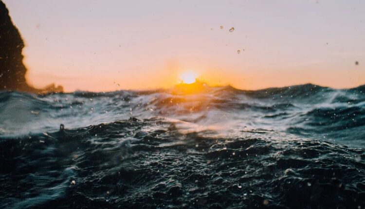 Mar agitado com ondas sob céu ao entardecer