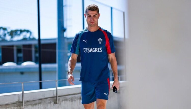 Cristiano Ronaldo caminha com uniforme de treino de Portugal