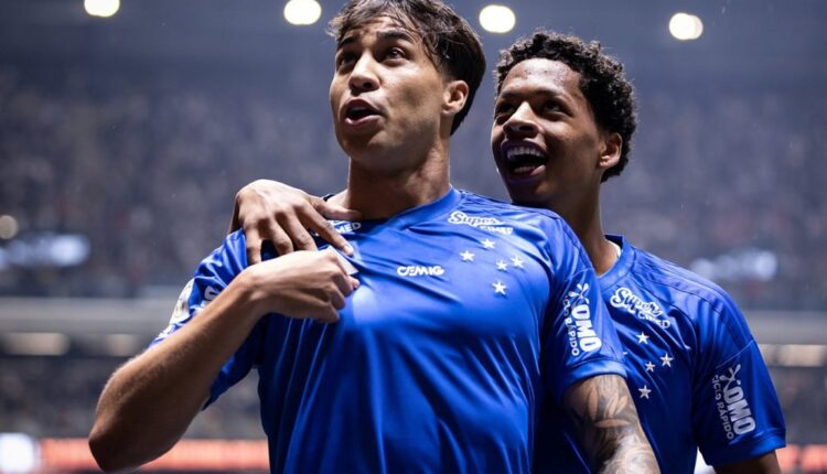 Jogadores do Cruzeiro comemoram gol