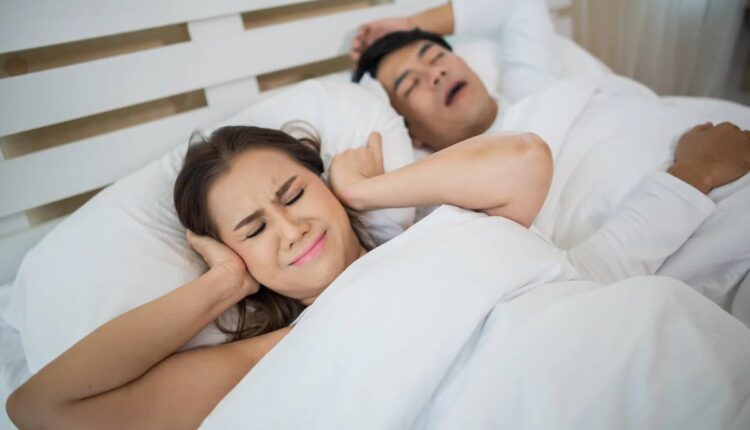 Casal dorme em cama de casal