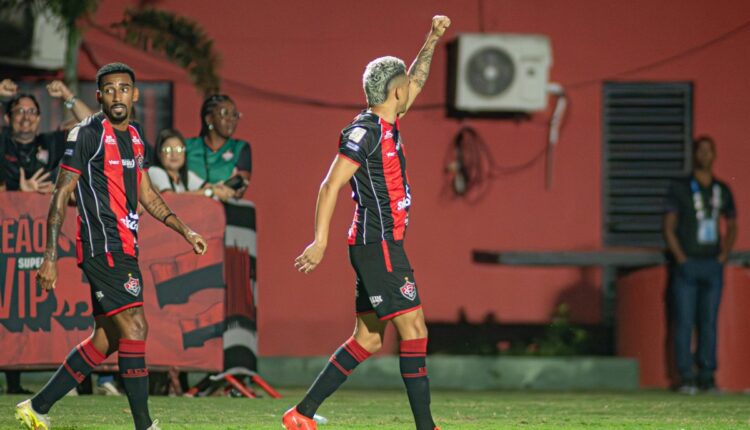 Atacante Erick comemora gol com o braço erguido pelo Vitória