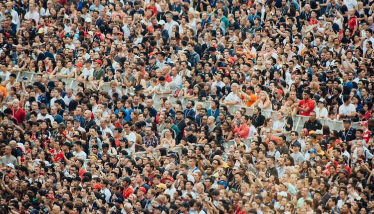 Multidão vista de cima