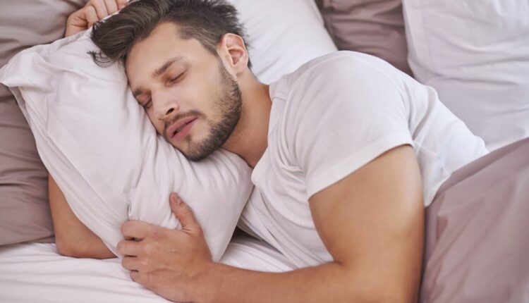 Homem dormindo na cama