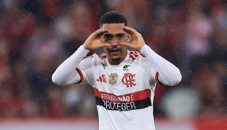 Jogador do Flamengo comemora gol fazendo gesto com as mãos no rosto