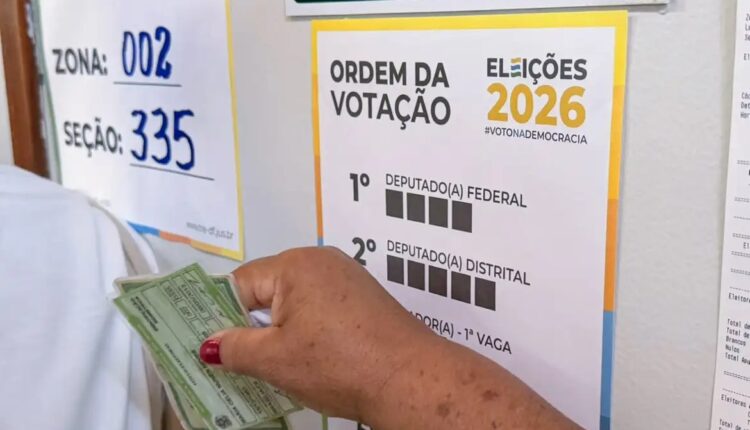 Eleitor com título na mão diante da ordem de votação